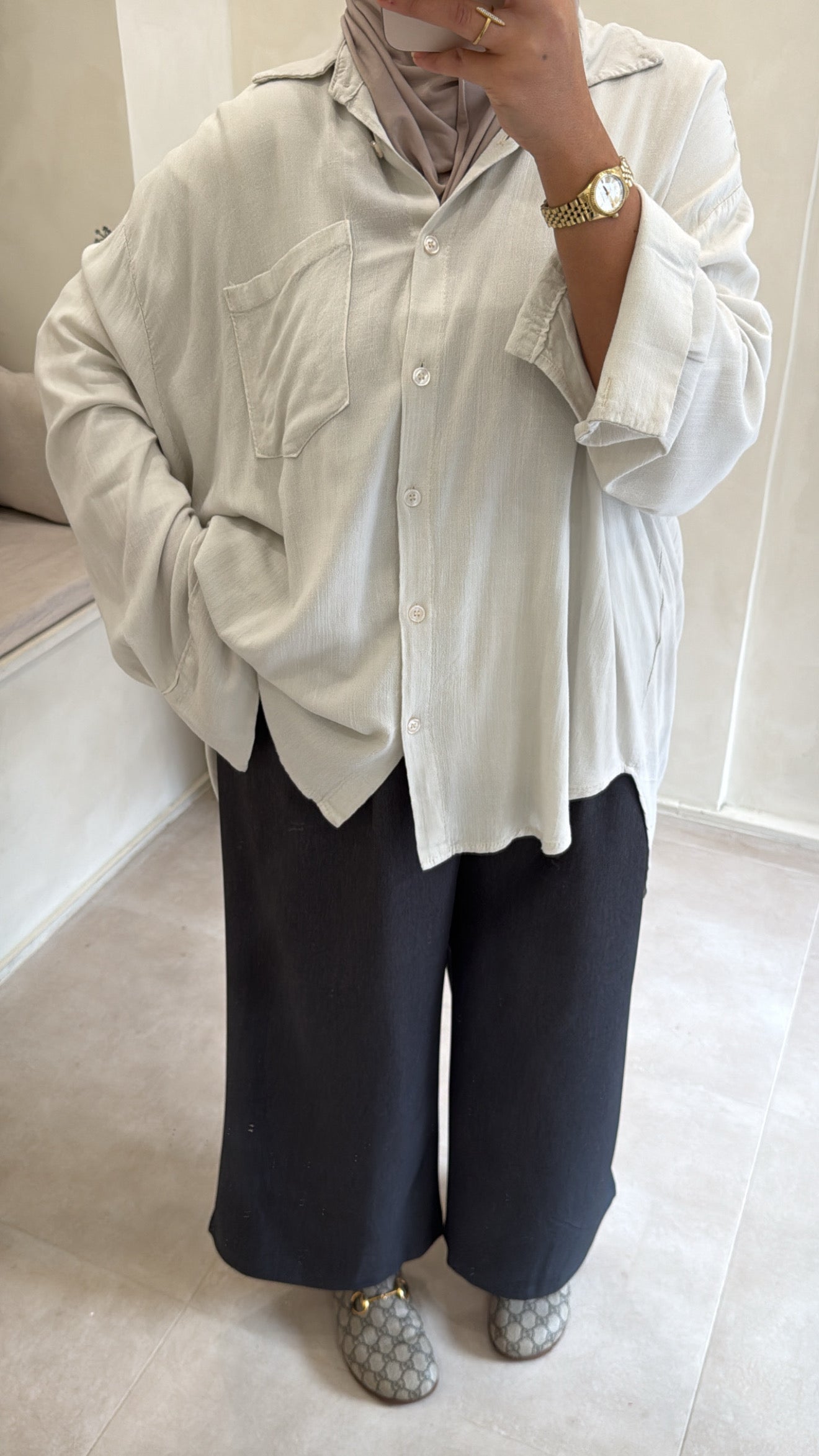 Pantalón a rayas gris